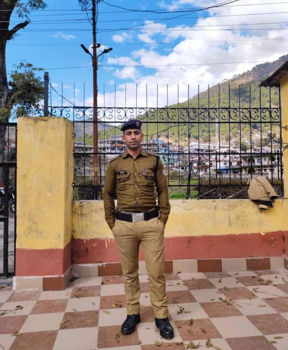 पुलिस अधिकारियों व परिजनों द्वारा स्वर्गीय वीरेन्द्र सिंह चौहान को यमुना पुल हरिपुर कालसी पर सम्मान श्रद्धांजलि देते हुए नम आंखों से दी गई अंतिम विदाईपुलिस अधिकारियों व परिजनों द्वारा स्वर्गीय वीरेन्द्र सिंह चौहान को यमुना पुल हरिपुर कालसी पर सम्मान श्रद्धांजलि देते हुए नम आंखों से दी गई अंतिम विदाई