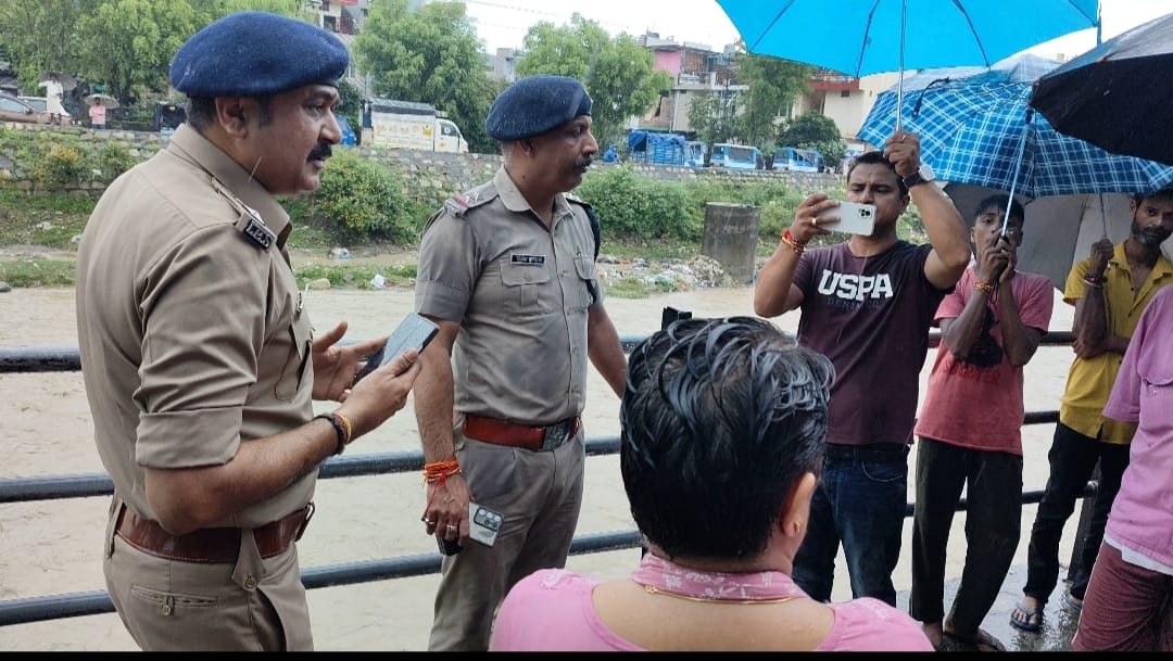 भारी बरसात में लोगो की सुरक्षा सुनिश्चित करने के लिये ग्राउण्ड जीरो पर डटे एसएसपी देहरादून।
