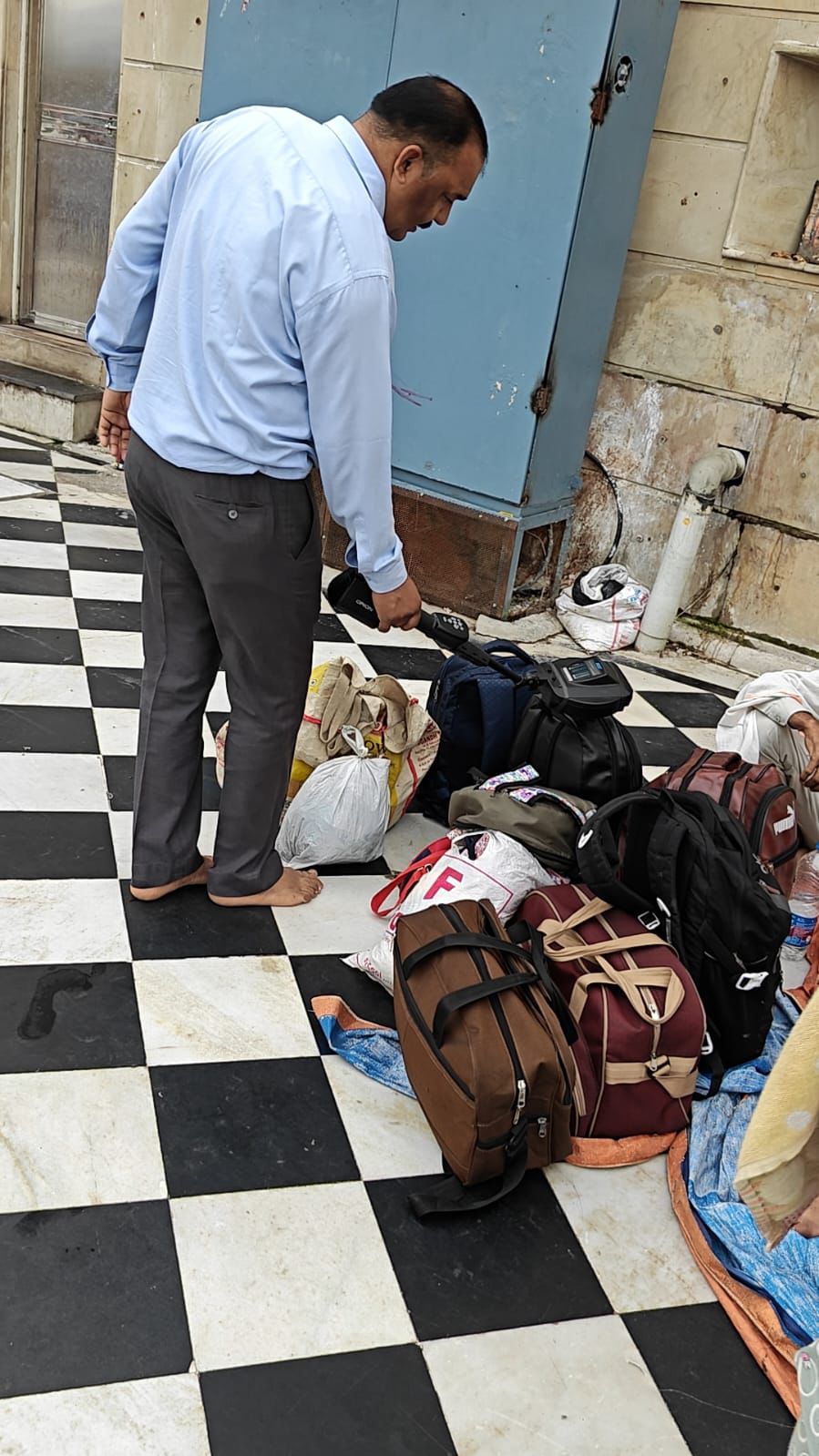 कुंभ नगरी की सुरक्षा में सतर्क हरिद्वार पुलिस: BDS टीम की सघन चेकिंग, हर गतिविधि पर पैनी नजर/