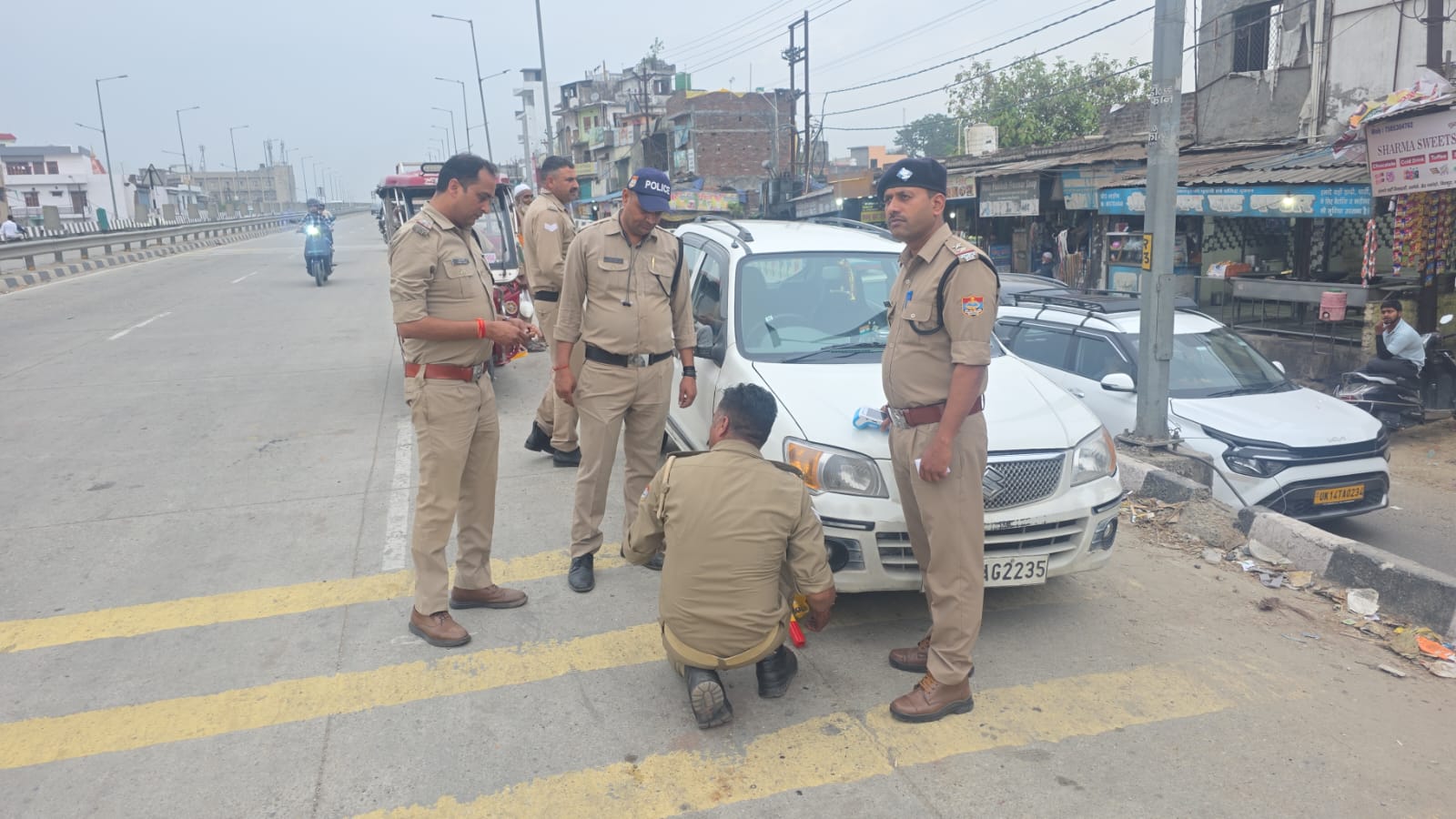 🚨 फ्लाईओवर पर ‘पार्किंग’ भारी पड़ी, भगवानपुर पुलिस का सख्त एक्शन — 26 वाहनों के चालान, मची हड़कंप|