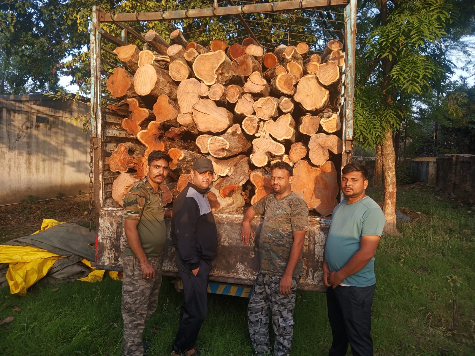 “हाई-वोल्टेज ऑपरेशन: वन विभाग का पीछा, यूपी पुलिस की घेराबंदी—अवैध खैर लकड़ी से भरी डीसीएम जब्त, तस्कर खेतों में फरार”।