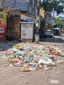 देवभूमि उत्तराखंड के तीर्थ नगरी हरिद्वार में स्वच्छ भारत अभियान की पोल खोल रहे कूड़े के अंबार आखिर कब जागेंगे हरिद्वार नगर निगम के अधिकारी