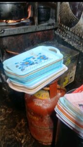 हरिद्वार में जहां घरेलू गैस सिलेंडर लेने के लिए उपभोक्ताओं की लंबी लाइनें तो वहीं फास्ट फूड की दुकानों पर तीन तीन घरेलू गैस सिलेंडर से चल रहा कारोबार