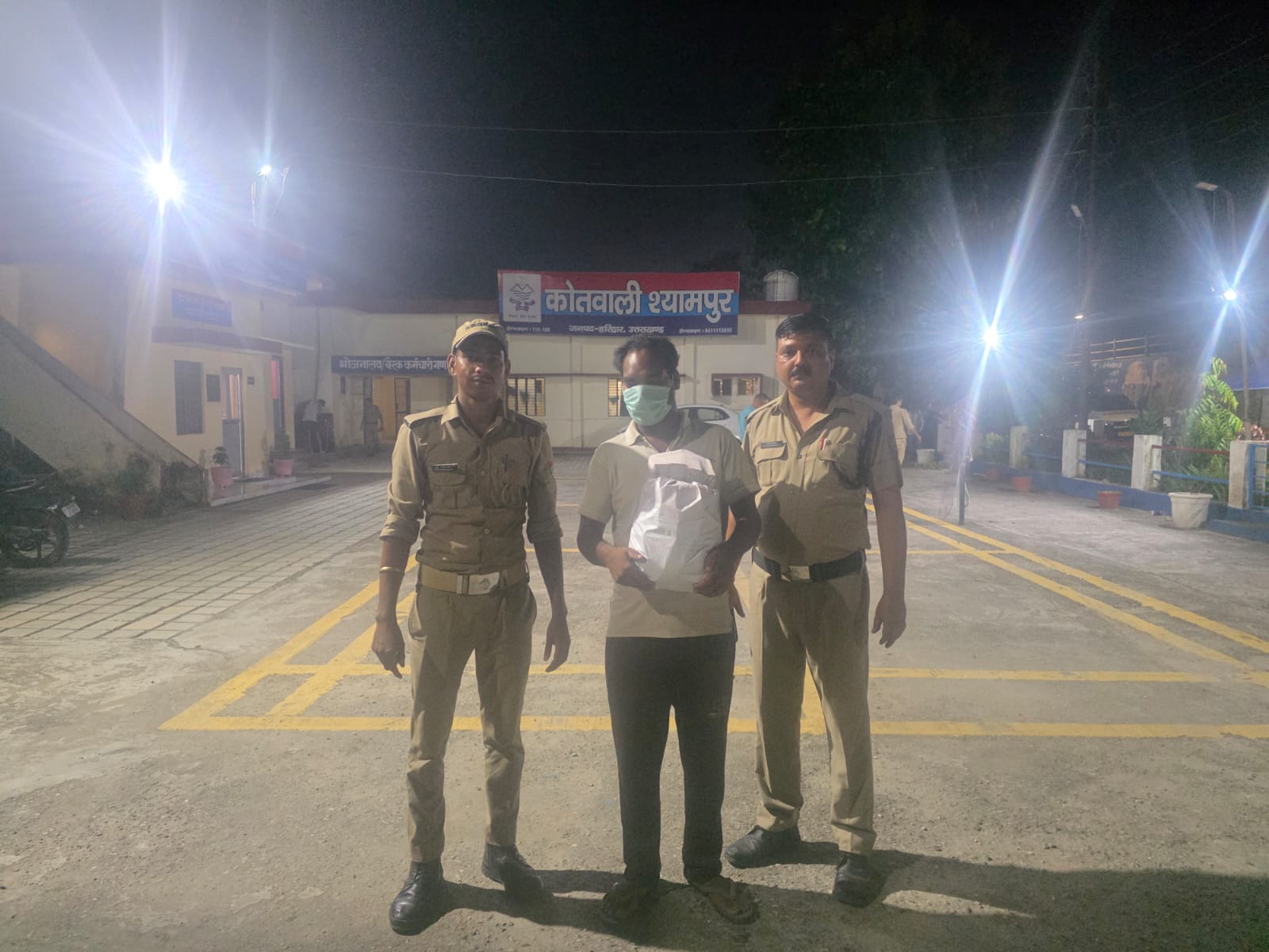 श्यामपुर पुलिस की कार्रवाई: 40 टैट्रा पैक अवैध देशी शराब के साथ तस्कर गिरफ्तार