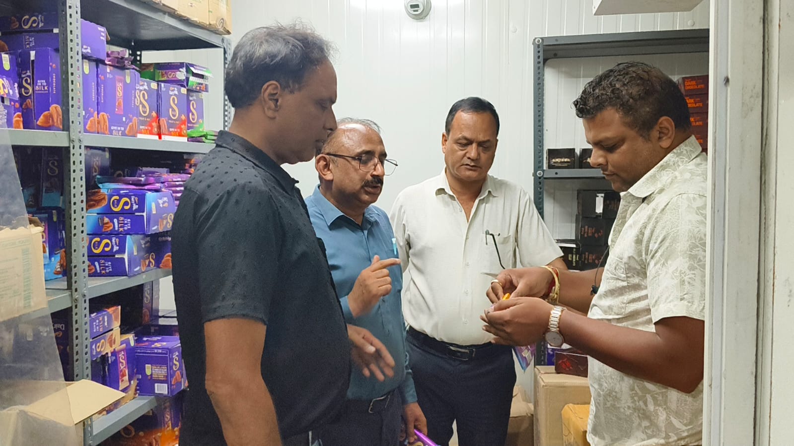 हरिद्वार में खाद्य विभाग का बड़ा एक्शन: दूध से लेकर डेयरी मिल्क तक छापेमारी, 10 नमूने जांच को भेजे—