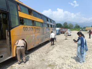 32 की परमिट, 50 स्लीपर लगाए और 16 अतिरिक्त सवारियां बैठाईं—ऋषिकेश में नागालैंड नंबर की बस सीज