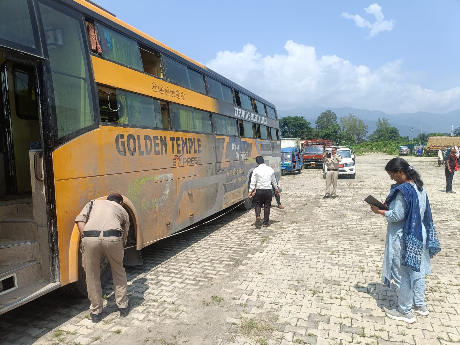 32 की परमिट, 50 स्लीपर लगाए और 16 अतिरिक्त सवारियां बैठाईं—ऋषिकेश में नागालैंड नंबर की बस सीज