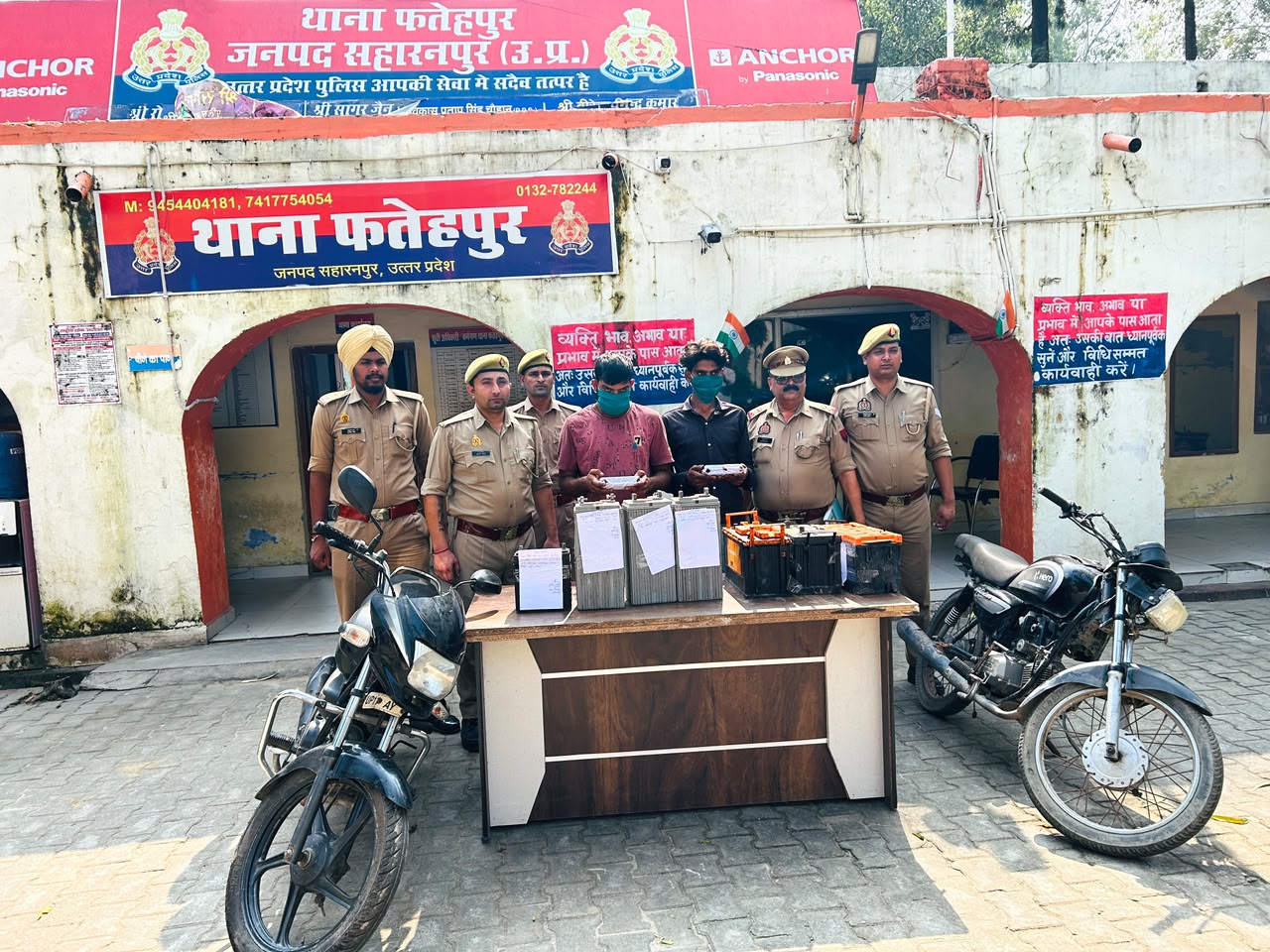 फतेहपुर पुलिस का बड़ा खुलासा: दो शातिर चोर गिरफ्तार, चोरी की 2 बाइक, 7 बैटरे और 9 मोबाइल बरामद